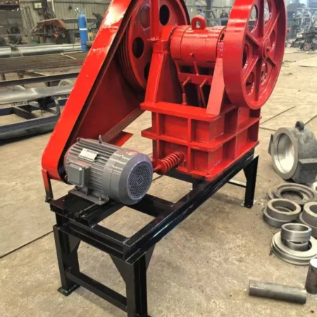 Belt-driven jaw crusher with motor and frame, jaw crusher, stone crusher