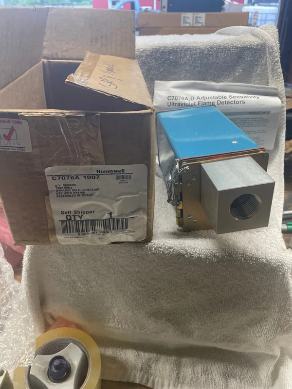 NEW HONEYWELL C7076A1007 ADJUSTABLE SENSITIVITY UV FLAME DETECTOR 120V 60Hz 2 C7076A1007 0