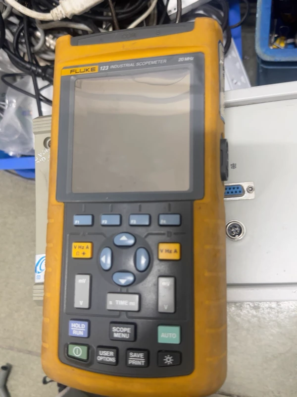 FLUKE Industrial Oscilloscope Model 123 for Precision Testing 1 FLUKE Industrial Oscilloscope Model 123 for Precision Testing