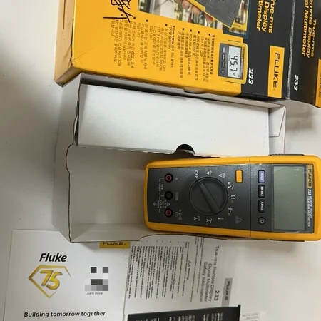 FLUKE 233 Digital Multimeter with True RMS Measurement