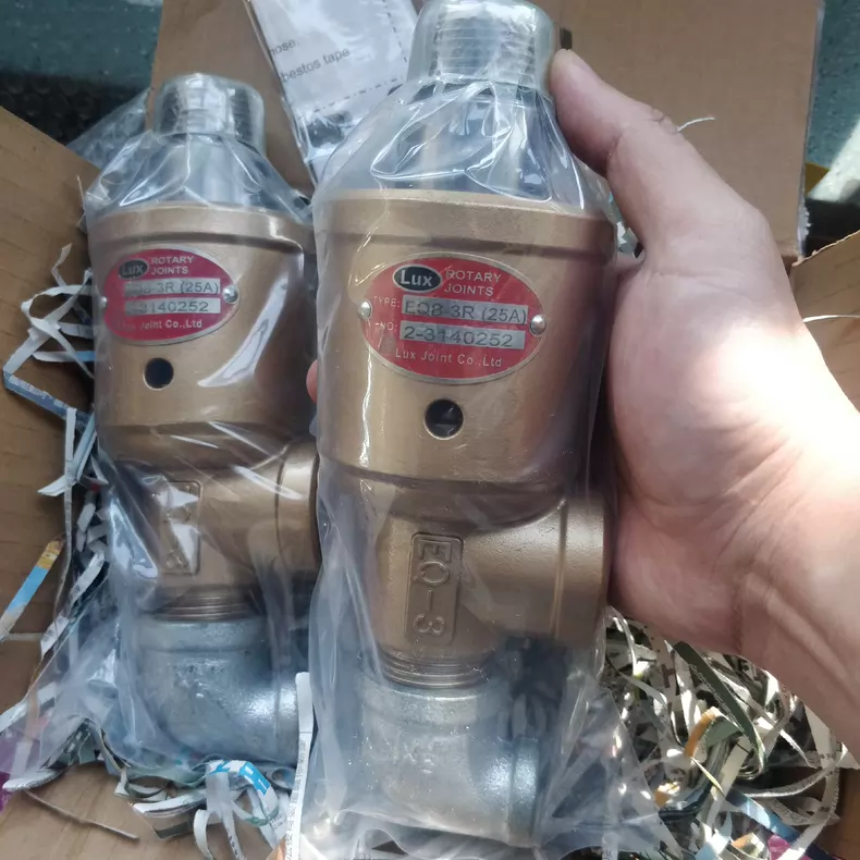 LUX EQB-3R Rotary Union High-Performance Fluid Connector 1 LUX EQB-3R Rotary Union High-Performance Fluid Connector