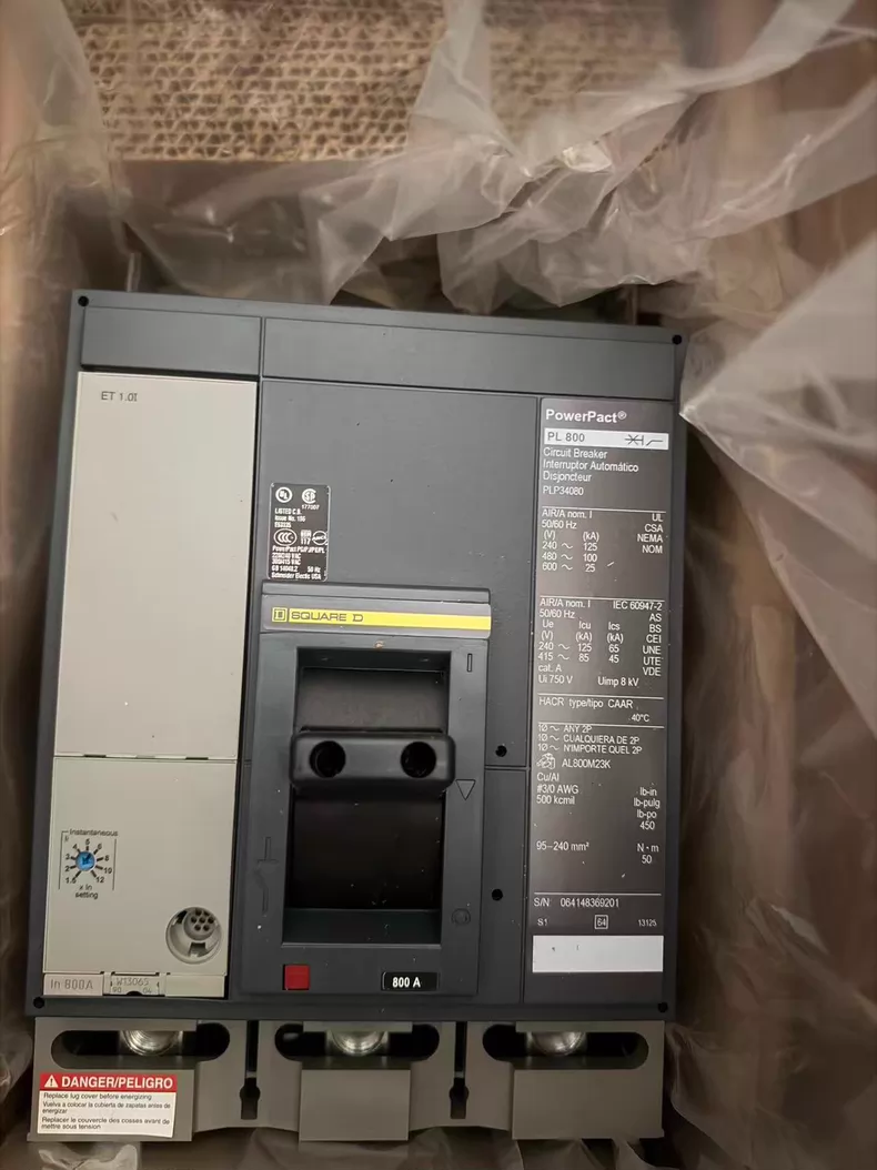 Schneider PL800 Circuit Breaker - Dependable Power Control