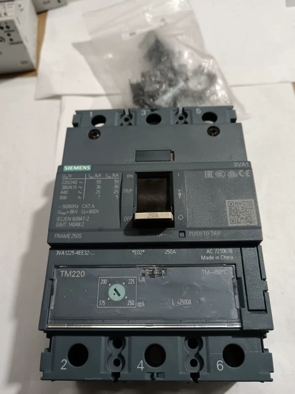 Motor Protection SIEMENS 3VA1225-4EE32-0AA0 Circuit Breaker 1 Motor Protection SIEMENS 3VA1225-4EE32-0AA0 Circuit Breaker