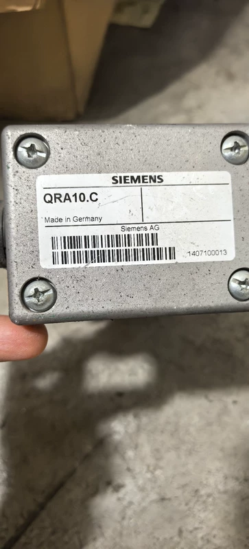 SIEMENS QRA10.C - Industrial Flame Controller for Safety