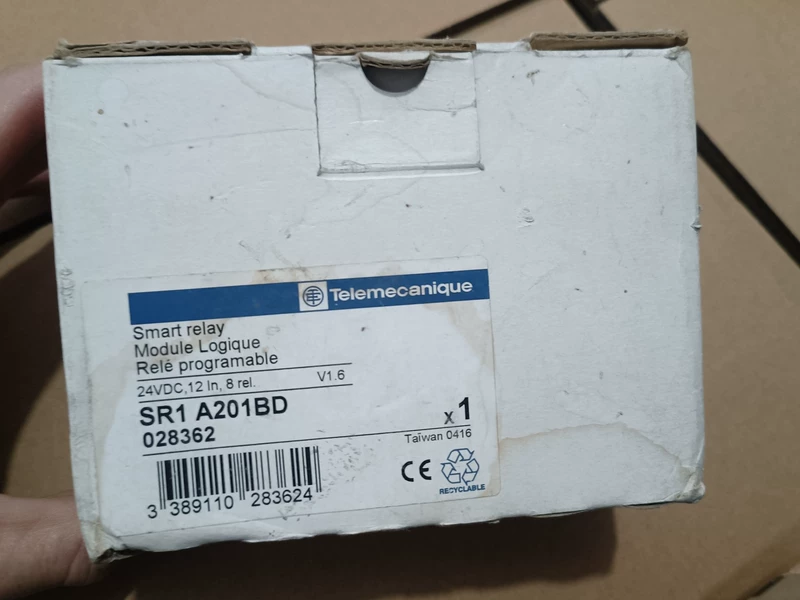 Schneider Electric Zelio Logic SR1 A202BD Smart Relay