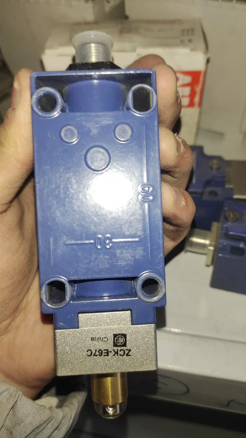 Schneider Electric ZCK-E68C Limit Switch Head 1 Schneider Electric ZCK-E68C Limit Switch Head