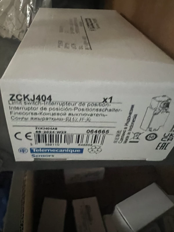 Schneider ZCKJ404 Limit Switch for Conveyors and Machine Tools 1 Schneider ZCKJ404 Limit Switch for Conveyors and Machine Tools