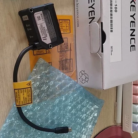 KEYENCE IL-100 Laser Sensor for Industrial Quality Control