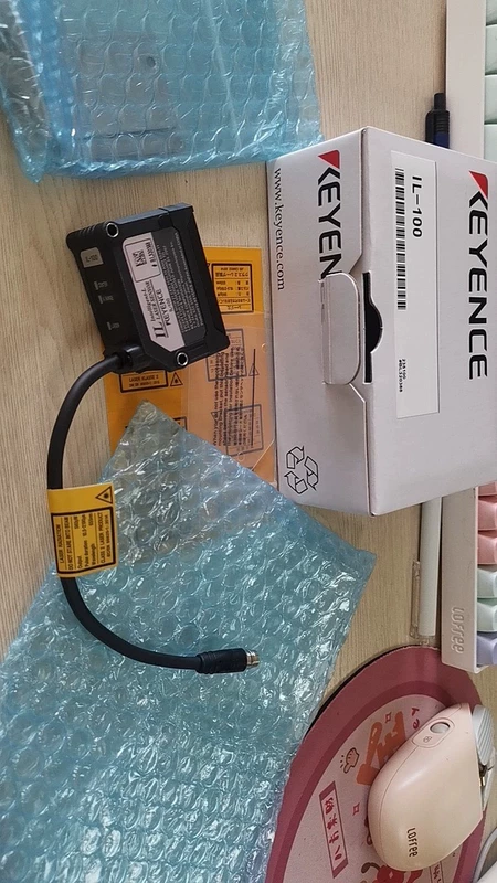 KEYENCE IL-100 Laser Sensor for Industrial Quality Control