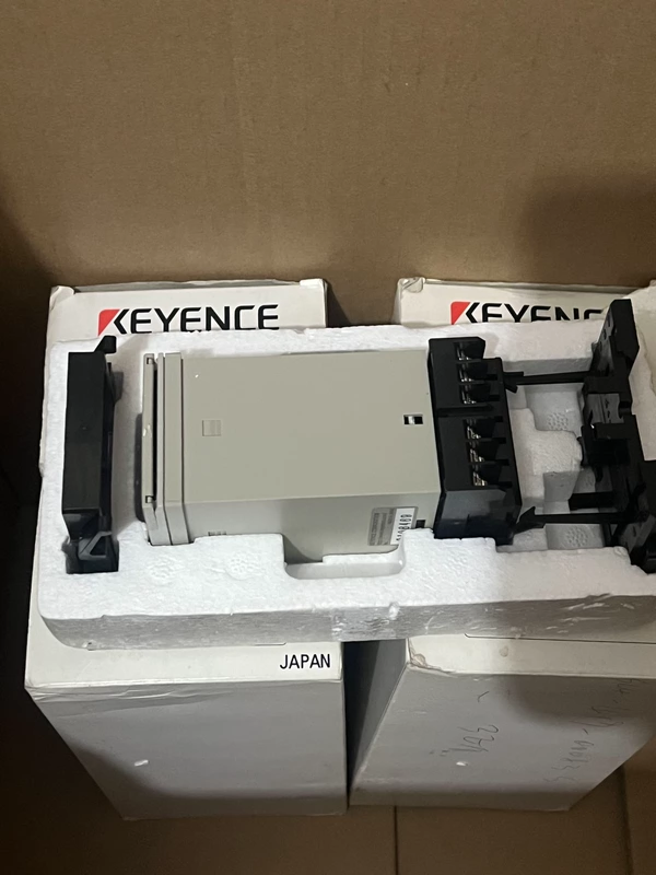 Pneumatic System Pressure Monitoring KEYENCE TF1-10 Sensor